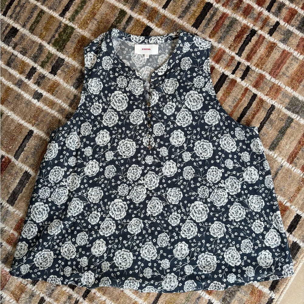 Xirena Tish Top In Smokey Gray Floral Print With Abalone Buttons. Size M